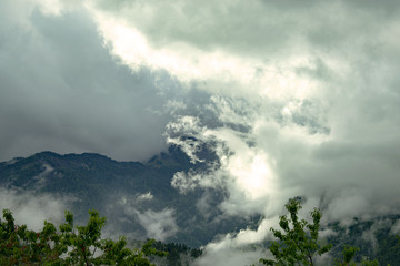 Fototapeta na wymiar Montagnes sous orage