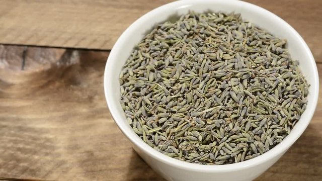 Lavanda seca en un bol de cer&aacute;mica blanca