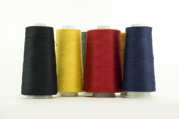 Цветные катушки ниток.