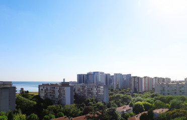 Obraz premium Picturesque view of city with beautiful buildings near sea