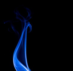 Obraz premium Blue smoke on black background