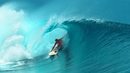 Papier Peint photo Best-sellers Sport GROS PLAN : Un surfeur professionnel finit de surfer sur une autre vague tube épique.