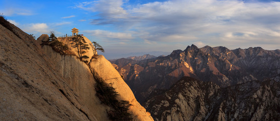 Huashan Sunset, Mount Hua - Huayin, near Xi'an in Shaanxi Province China. Chess Playing Pavilion, Pagoda at the top of a Cliff, Steep Vertical Drop-off, Famous yellow granite mountains of China. 华山 - obrazy, fototapety, plakaty