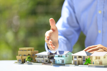 住宅模型とビジネスマン