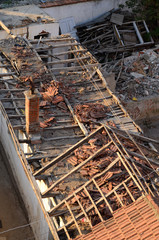 Schutt und eingest&uuml;rztes Dach in Serbien