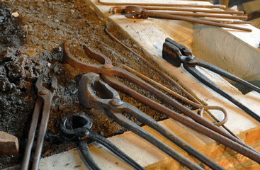 outillage de forgeron, pinces &agrave; forge, d&eacute;partement de l'Eure, Normandie, France