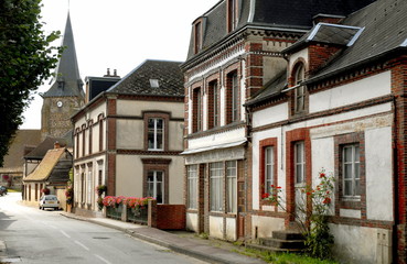 Francheville, maisons typiques et clocher de l'église, département de l'Eure, Normandie, France