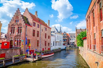 Fotobehang Prachtige grachten en traditionele huizen in de oude binnenstad van Brugge (Brugge), België © Olena Zn
