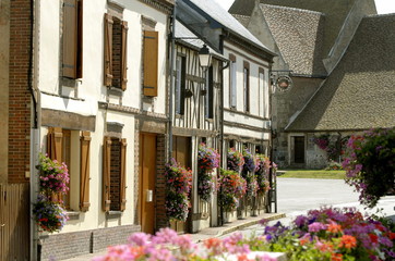 Fototapeta na wymiar ville fleurie de Francheville, maisons normandes et l'église, département de l'Eure, Normandie, France