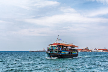 Naklejka premium Thessaloniki, Greece - August 16, 2018: Tourist ship in Thessaloniki port, Greece