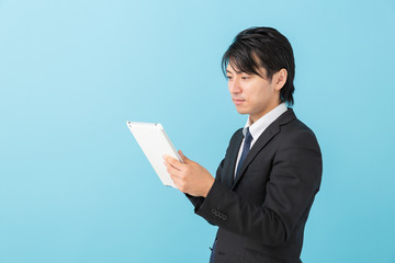 タブレットを見るミドル男性　ビジネス