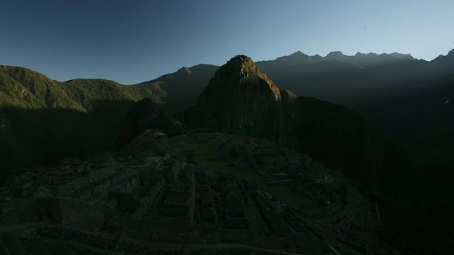 A nice time lapse of the sun rising over machu pichu in Peru.