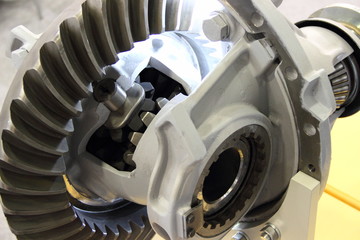 Automotive Hypoid transmission - planetary gearing, gear in section and pinion