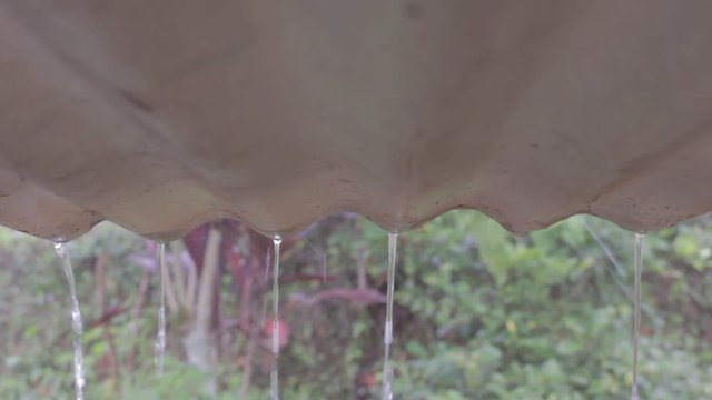 lluvia cayendo en el tejado