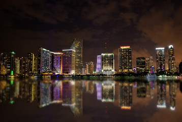 Fototapeta na wymiar Panorámica nocturna del Downtown de Miami, Florida. USA