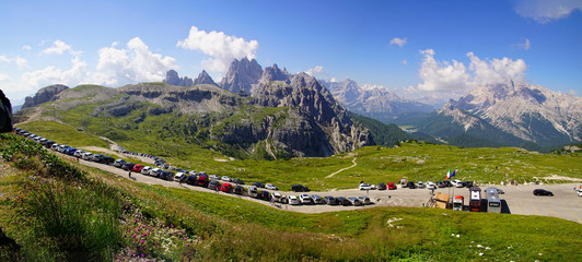 Parking lot fills with hikers in the Drei Zinnen © cascoly2