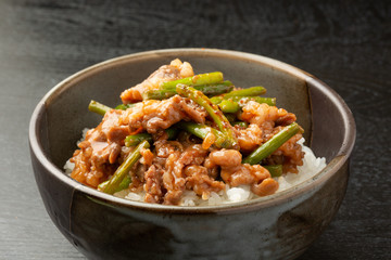 ニンニクの芽の焼肉丼