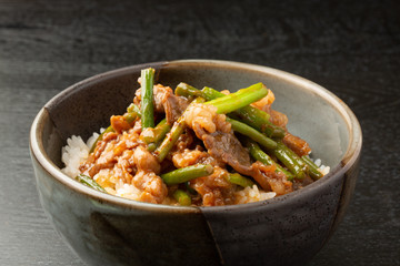 ニンニクの芽の焼肉丼