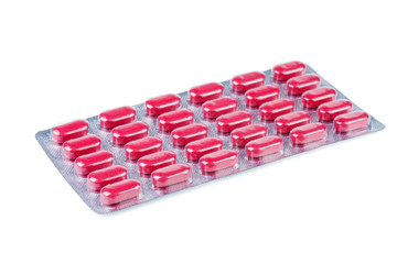 Naklejka premium Red pills in blister with pills isolated on background