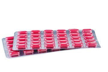 Naklejka premium Red pills in blister isolated on background