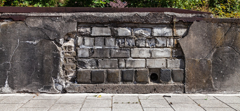 Bauf&auml;llige Mauer