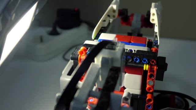 The robot collects Rubik's cube. Robotics.Science, technology. Artificial intelligence-AI