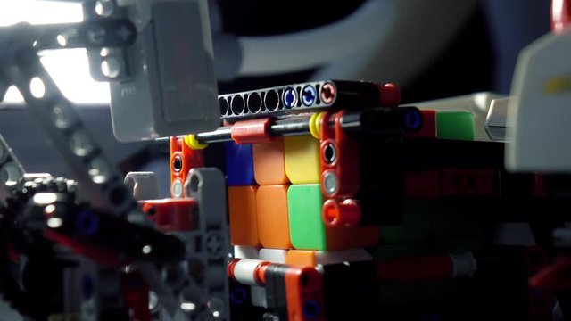 The robot collects cube