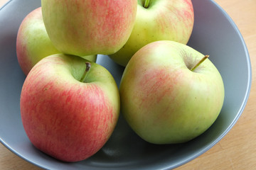 Reife Äpfel in der Schale