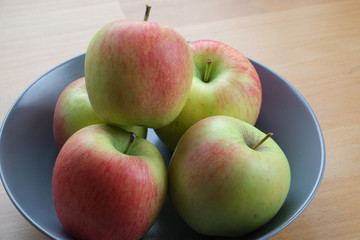 Reife Äpfel in der Schale