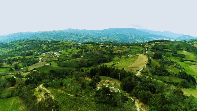 Paisaje monta&ntilde;a con vegetaci&oacute;n en sierra peruana.