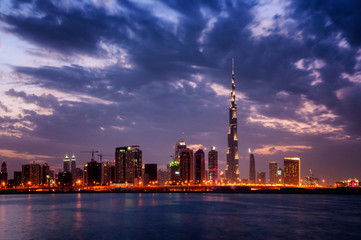 Obraz premium Beautiful night dubai downtown skyline. Fastinaciting reflection of skyscrapers in Business Bay area, Dubai, United Arab Emirates