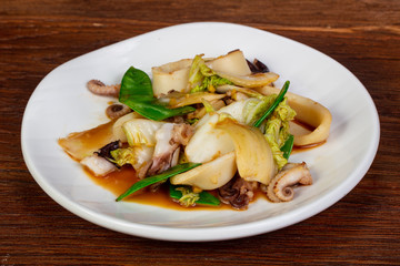 Fried squid with green peas