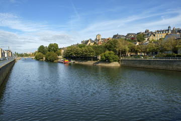 Obraz premium Buildings of old town Le Mans line the River Sarthe in afternoon sun, Le Mans, Sarthe, Loire Valley, France