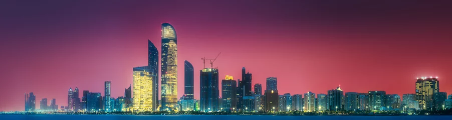 Gordijnen Panoramamening van de Horizon van Abu Dhabi bij zonsondergang, de V.A.E © boule1301