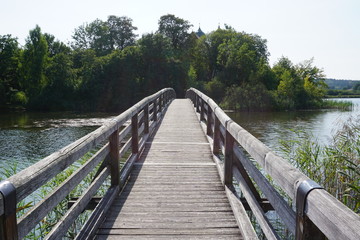 Obraz premium Holzbrücke für Fußgänger über See auf Insel