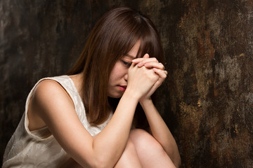 悩む女性