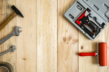 Diferentes herramientas de trabajo y reparación sobre fondo de madera con hueco para texto