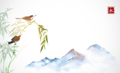 Zwei kleine Vögel, Bambuszweig und weit blaue Berge. Traditionelle orientalische Tuschemalerei sumi-e, u-sin, go-hua. Hieroglyphe - Ewigkeit. © elinacious