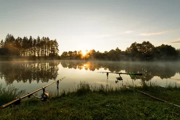 Photo sur Plexiglas Pêcher Canne à pêche à la carpe lac brumeux.