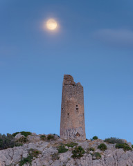 Torre de La Colomera bajo la luna llena. Orpesa. Castell&oacute;n. Espa&ntilde;a