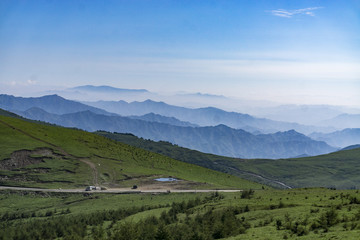 montagne nel cielo blu