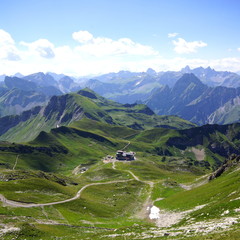 
Blick vom NEBELHORN über Oberstdorf auf die Allgäuer Alpen ( Bayern ) 