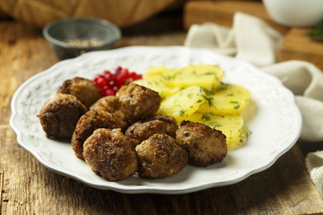 Meatballs with potato and red berries