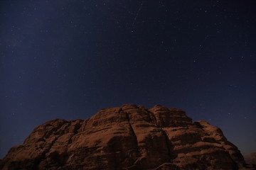 Obraz premium Mountains of Wadi Rum desert at night, Jordan