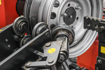 Wheel on a tire machine