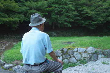 老人・男性・座る - Old man sitting in the wood