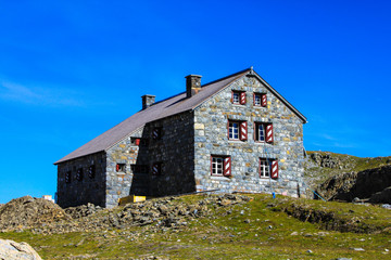 Fototapeta na wymiar mountain cottage in the alps