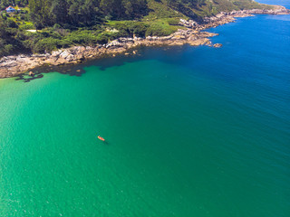 Fototapeta premium Vista aérea del mar y la montaña
