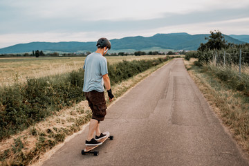 Obraz premium the guy is riding longboard