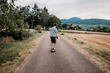 Obraz premium the guy is riding longboard